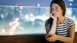 unhappy-young-woman-holding-smartphone-evening-cityscape_53876-30564_compress50.jpg