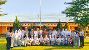IMG_20200224_114550 Wakapolresta Deliserdang (DS) AKBP Julianto P Sirait SH, SIK, berserta jajaran, Kepala Sekolah SMK N 1 Beringin Ilyas, MPd berfoto bersama dengan guru dan siswa usai upacara bendera. Foto : Ist / indiespot.id