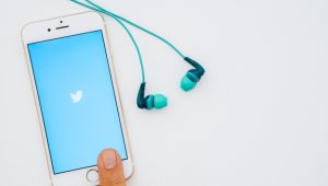 twitter-app-finger-phone-earphones_23-2147651262