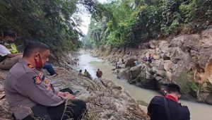 Kapolsek Serbelawan Tenjun Langsung Mencarikan Warga Sergai Hanyut di Sungai Bahapal