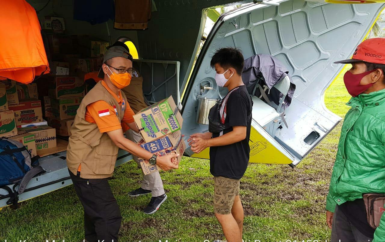 BNPB Salurkan Bantuan Logistik dengan Helikopter kepada Korban Gempa di Sulawesi Barat