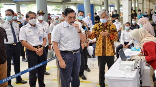  GeNose, Alat Pendeteksi Covid-19 Mulai Dipasang di Sarana Transportasi Publik. Luhut Ikut Jajal