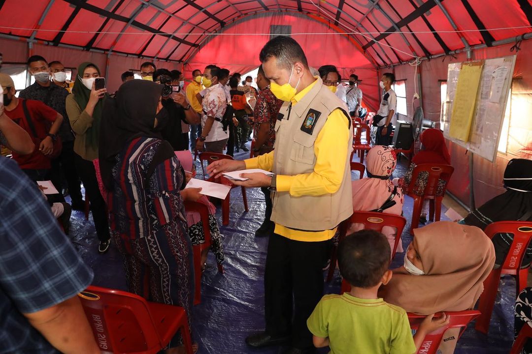 Wagub Musa Rajekshah Berikan Bantuan kepada Korban Kebakaran di Sibolga