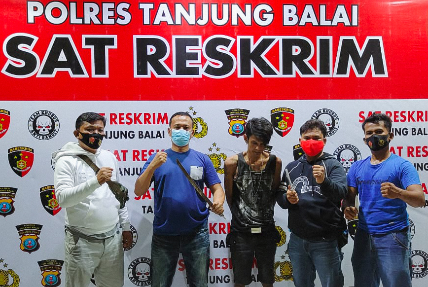 Tersangka saat diamankan pikah kepolisian Polres Tanjung Balai. Foto: (indiespot.id /istimewa)