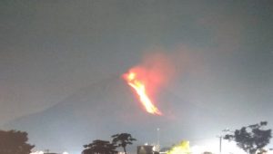 Gunung Sinabung Luncurkan Guguran Lava Pijar Sejauh 2 Km