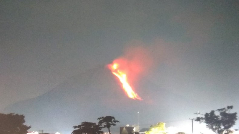 Gunung Sinabung Luncurkan Guguran Lava Pijar Sejauh 2 Km