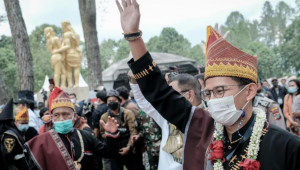 Kunjungi Dairi, Menparekraf Sandiaga Uno Diberi Marga Kudairi oleh Tokoh Adat Setempat