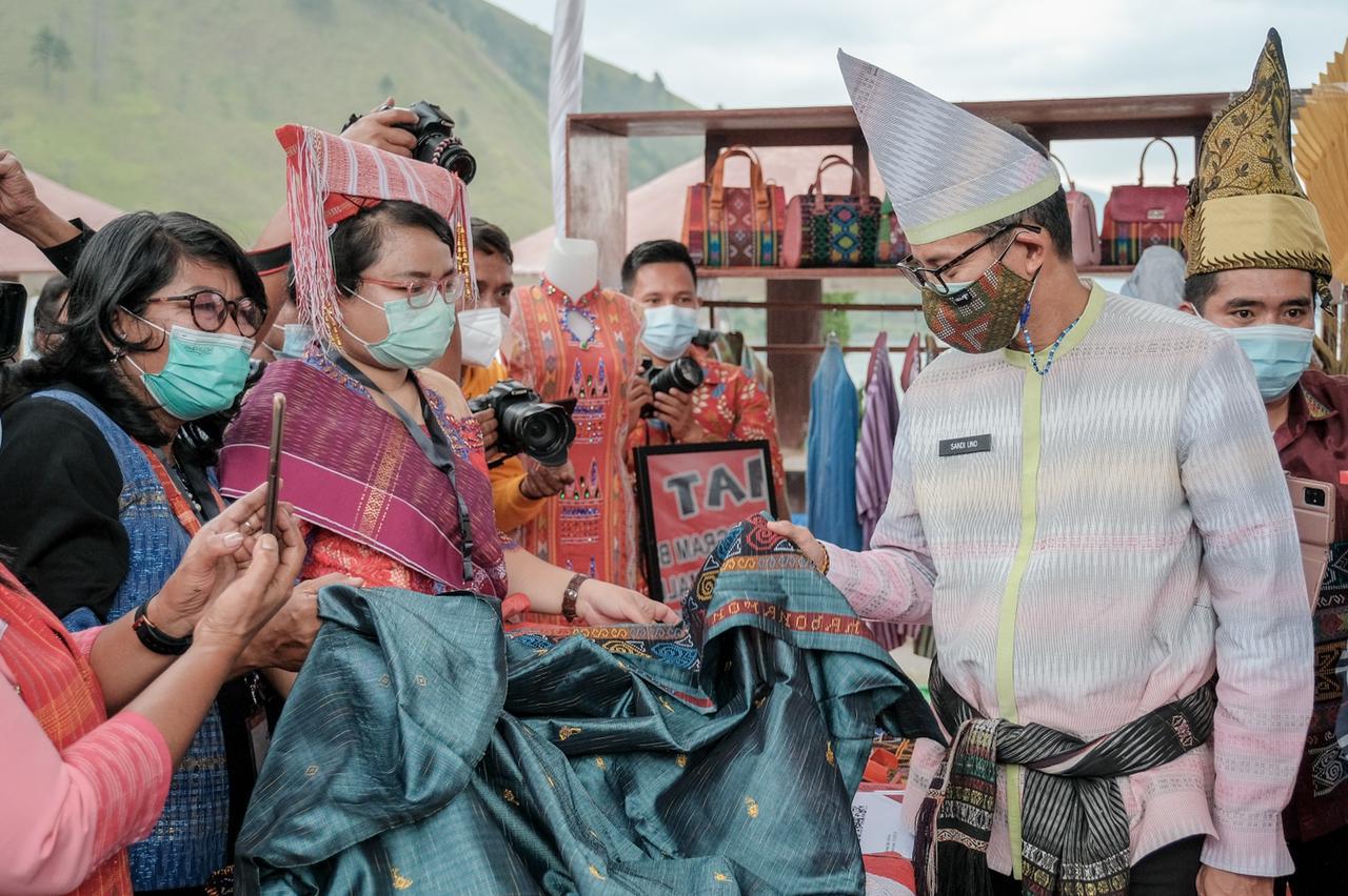 Menparekraf Optimis Program Beli Kreatif Danau Toba Akan Kembangkan Ekonomi di Dairi dalam 6 Bulan