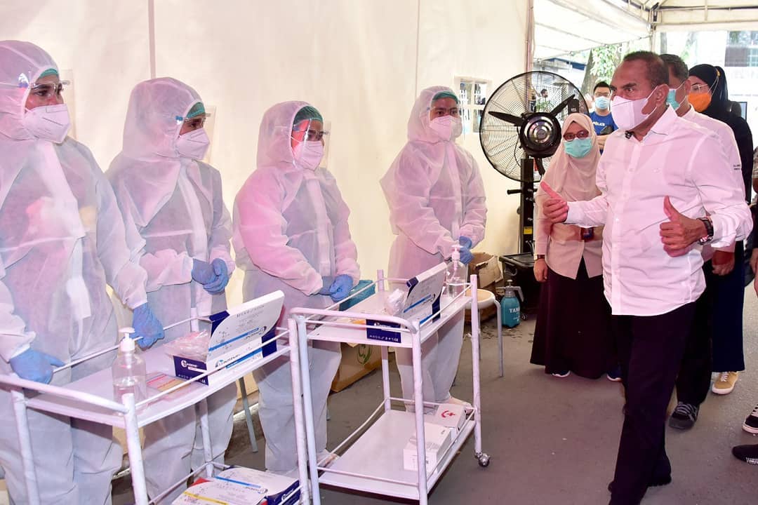 Gubernur Edy Rahmayadi Apresiasi Fasilitas Drive Thru Rapid Test Antigen dan PCR Swab Test di Lapangan Merdeka Medan