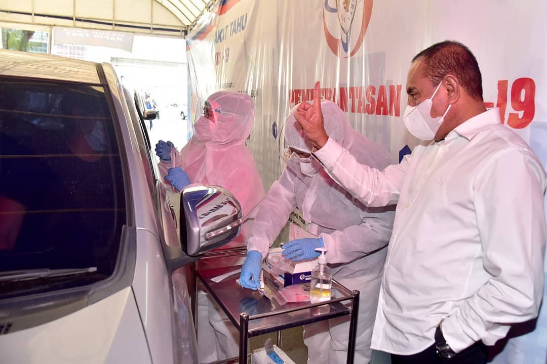 Gubernur Edy Rahmayadi Apresiasi Fasilitas Drive Thru Rapid Test Antigen dan PCR Swab Test di Lapangan Merdeka Medan