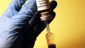 hakan-nural-9c3C_KojYMQ-unsplash MUI: Vaksin AstraZeneca Haram Tapi Boleh Digunakan dalam Keadaan Darurat