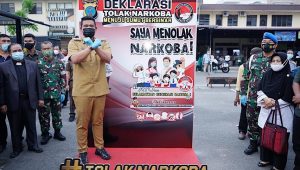 Wali Kota Medan Bobby Nasution saat menghadiri acara Deklarasi Tolak Narkoba Menuju Sumut Bersinar (Bersih, Bebas Narkoba) dan pemusnahan barang bukti narkoba di Polrestabes Medan