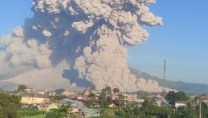 67596-erupsi-gunung-sinabung-ist Kembali Erupsi, Abu Vulkanik Gunung Sinabung Teramati Setinggi 500 Meter