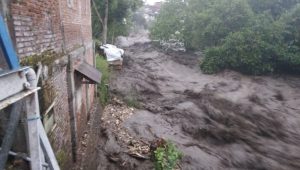 INDIESPOT Banjir Terjang Kota Batu dan Malang, 15 Orang Hanyut Terseret Air