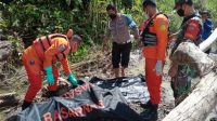 INDIESPOT Tim rescue Basarnas Nias evakuasi korban dari aliran sungai Botomozui. (SAR)