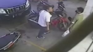 INDIESPOT Aksi Pria Pengendara Mobil Pukuli Remaja di Parkiran Minimarket Terekam CCTV