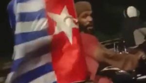polisi-buru-2-mahasiswa-papua-pengibar-bendera-bintang-kejora-jie-1