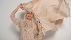INDIESPOT.ID 5 Rekomendasi Warna Hijab untuk Pemilik Warna Kulit Gelap, Yuk Dicoba!
