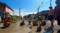 INDIESPOT Protes Jalanan Rusak, Warga Sergai Tanam Pohon Pisang dan Mancing Ikan