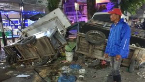 INDIESPOT Diduga Sopir Asyik Pegang HP, Minibus Tabrak Gerobak Sate