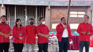 INDIESPOT PDI Perjuangan Bagikan 500 Paket Sembako dan 350 Paket Seragam Sekolah di Toba