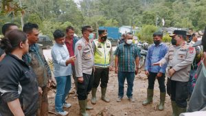 INDIESPOT.ID Longsor dan Banjir Terjang Kabupaten Toba, Irjen Panca Turun Tangan