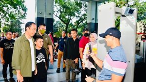 INDIESPOT.ID, Bocah SD di Medan, Sumut, mengejar Presiden Jokowi sambil menangis karena ingin berfoto