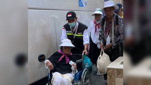INDIESPOT.ID, Jalur ke Mahbas Jin Macet, Sebagian Jemaah Pilih Jalan Dikawal Petugas