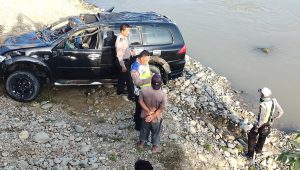 INDIESPOT.ID, Mobil Pajero di Langkat Masuk Sungai Karena Sopir Ngantuk, 1 Orang Tewas