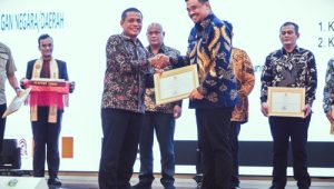 INDIESPOT.ID, Tertinggi di Sumut Tertibkan PSU, Bobby Nasution Terima Penghargaan Dari KPK