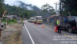 INDIESPOT.ID, Jelang Akhir Tahun Volume Kendaraan Semakin Membludak Masuk ke Toba