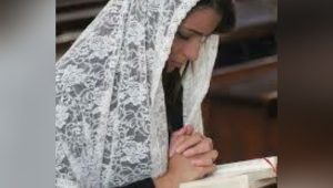 INDIESPOT.ID, Siapa Bilang Kerudung Merupakan Simbol Penistaan Agama katolik? Ternyata Kerudung Memiliki Makna Mendalam Bagi Umat Katolik. Simak Cerita ini