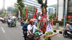 INDIESPOT.ID, Buka Musrenbang RKPD 2025, *Pj Gubernur Sumut Pakai Baju Adat Toba, Naik Becak Bersama Bupati/Walikota