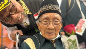 INDIESPOT.ID, Jemaah Tertua, Veteran Harjo Mislan Senyum Lihat Merah Putih di Baju Petugas Haji