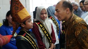 2) Dirut dr Zainal Safri berbincang dengan salah satu penyintas kanker anak dalam peringatan Hari Kanker Anak Sedunia di RS Adam Malik