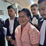 Istri Eks Kadis Sosial PMD Samosir Menangis, Minta Hakim Bebaskan Suami