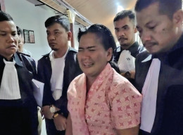 Istri Eks Kadis Sosial PMD Samosir Menangis, Minta Hakim Bebaskan Suami