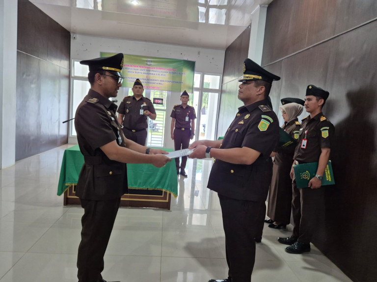 Kajari Paluta Lantik Reza Surya Mardhika Sebagai Kasi PAPBB