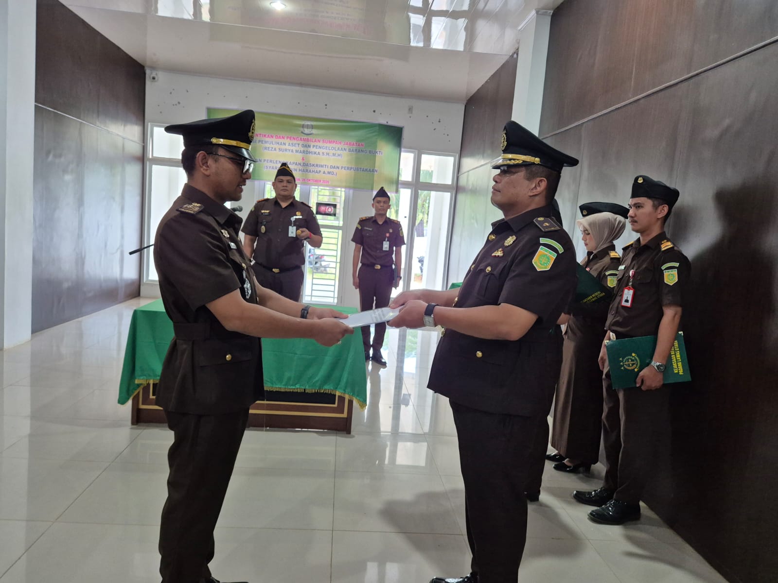 Kajari Paluta Lantik Reza Surya Mardhika Sebagai Kasi PAPBB